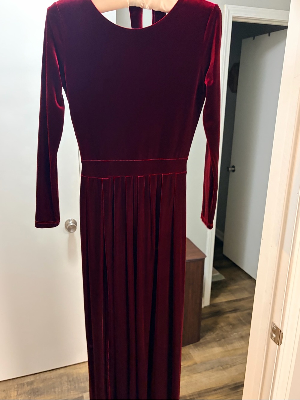Elegant Burgundy Velvet Long-Sleeve Maxi Dress